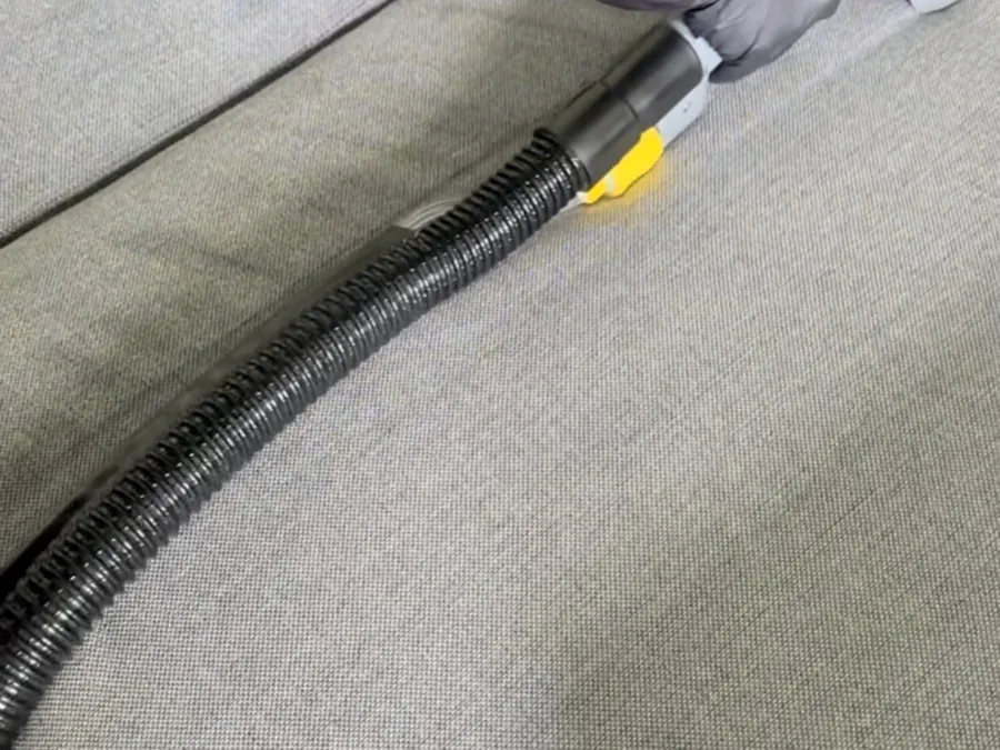 Canapea curățată prin injecție-extracție